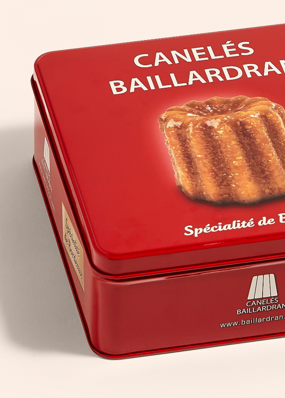 Boîte en métal rouge